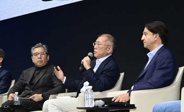 정의선(가운데) 현대차그룹 회장과 장재훈(왼쪽) 부회장, 호세 무뇨스 현대차 사장 등 경영진이 6일 경기도 고양시 소재 현대모터스튜디오 고양에서 열린 2025년 신년회에서 참석해 'HMG 라운드 테이블'을 진행하고 있다. 현대차그룹 제공